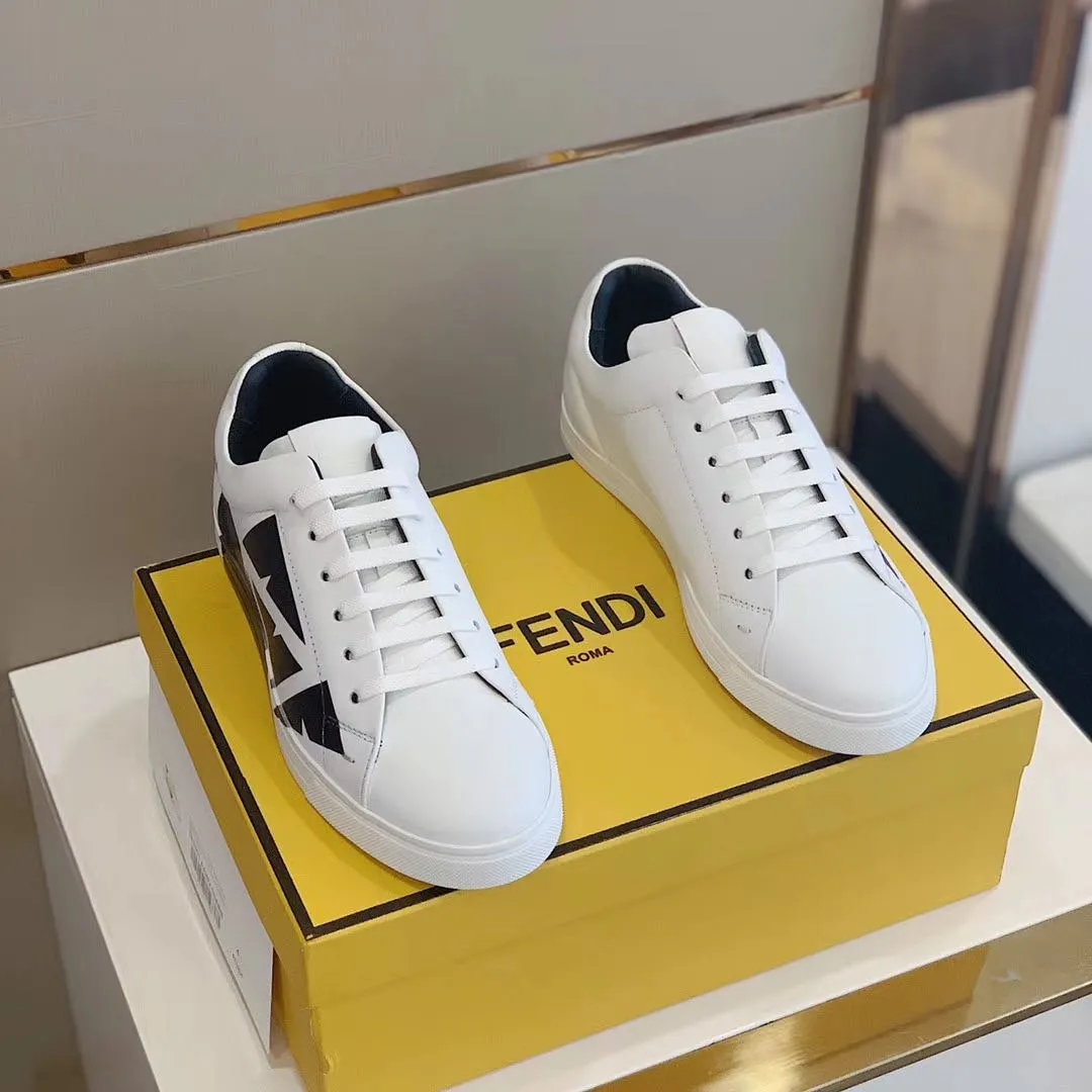 ¥420 Sun]FENDI Classic comfort for men, this sophisticated sneaker is handcrafted from soft calfskin. Mesh inner surface, ultra-light rubber material and rough outsole. This unique thin style is suitable for the casual and exquisite sensibility of this season. It is comfortable and natural on the feet. It is an everyday style for casual travel in autumn and winter! 38/45